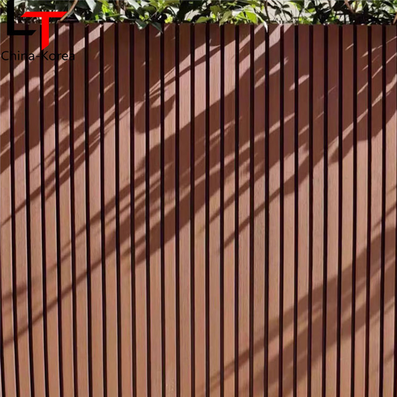 Текстура дерева и черный узор Внешняя обшивка стен из планок Внешний декоративный сайдинг дома WPC Рифленые наружные стеновые панели