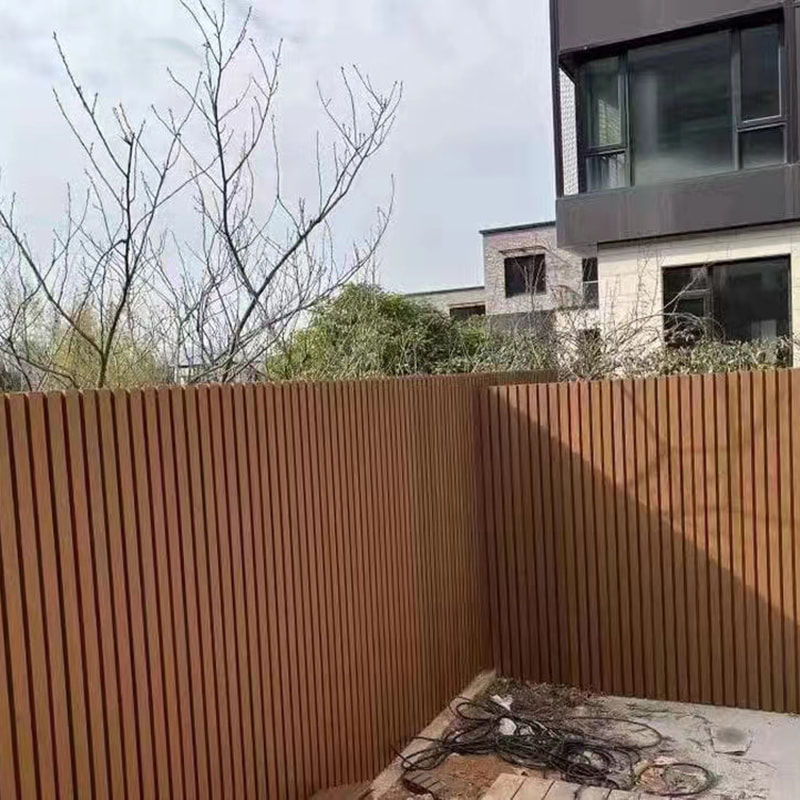 Коэкструзионный декоративный экран для забора. Устойчивый к атмосферным воздействиям композитный садовый забор из Wpc. Защита от солнца. Износостойкий, против термитов. Простота установки.